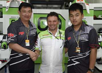 Teambesitzer Fausto Gresini (Mitte) mit Vertretern von R9 Racing Generation