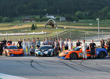 Gruppenbild vor imposanter Kulisse: Die McLaren 570S GT4 von Dörr Motorsport und dem Team GT