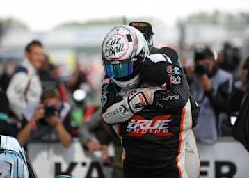 Großer Jubel: Laura Kraihamer (mit Helm) und Reinhard Kofler haben in der ADAC GT4 Germany bereits zusammen gewonnen