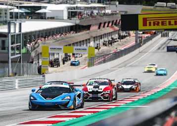 Der McLaren 570S GT4 vor dem BMW M4 GT4