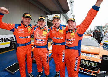 Glückliche MS RACING-Piloten: Edward Sandström, Daniel Dobitsch, Marc Basseng und Florian Stoll (v.li.)