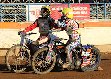 Luke Becker gratuliert Sieger Patrick Hansen