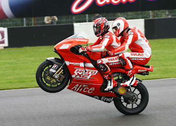 2009 in Donington: Mamola mit Prinz Harry auf dem Sozius