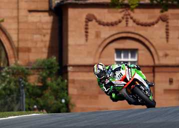 Sieger Leon Haslam vor der einzigartigen Kulisse in Oulton Park 