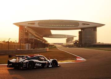 Ein Ligier JS P3 von United Autosports vor der mächtigen Haupttribüne von Shanghai