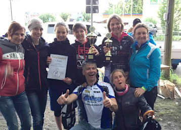 Sarah Heide mit Pokal und Teamchef Jörg Teuchert (vorne links)