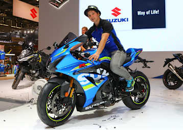 Sarah Heide auf der neuen Suzuki