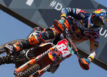 Jeffrey Herlings gewinnt trotz einer schweren Erkältung den ersten Lauf im Talkessel