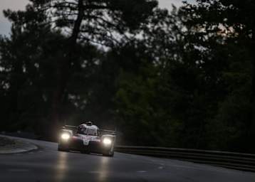 Führt bei den 24h von Le Mans: Der Toyota TS050 Hybrid von Mike Conway, Kamui Kobayashi und José María López