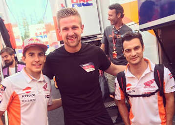 Christof Höfer (Mitte) mit Marc Marquez und Dani Pedrosa