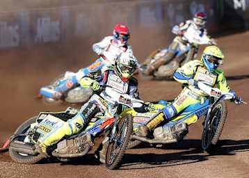 Chris Holder (vorne) kehrt nach einer Verletzungspause zurück