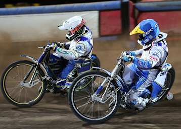 In Prag: Chris Holder vor Nicki Pedersen