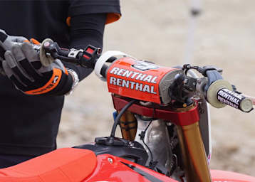 Naritas Honda mit Elektrostarter und weiteren Schaltelementen am Lenker, vermutlich eine Art 'Launch-Control-System