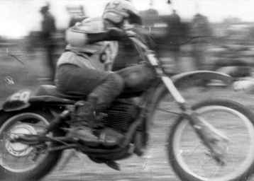 Heinz Hoppe fährt 1981 im Talkessel zum Mannschafts-Sieg. In das ČZ-Fahrgestell ist ein KTM-Motor eingebaut, der beim 'Pokal der Freundschaft' verwendet werden durfte