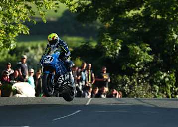 Suter MMX über die legendäre Ballaugh Bridge