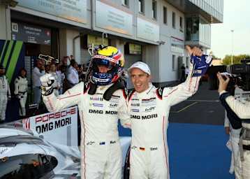Sieger am Nürburgring 2015: Mark Webber (li.) und Timo Bernhard gewannen zusammen mit Brendon Hartley im Porsche 919 Hybrid