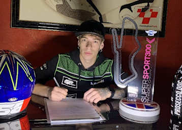 Sein Siegerpokal von Donington (mit Yamaha) nahm Kevin Sabatucci zur Vertragsunterschrift bei Kawasaki mit