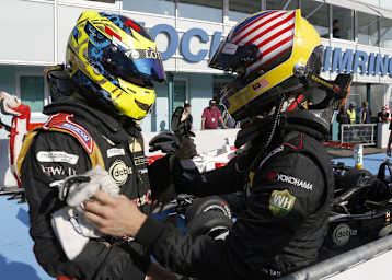 Rookie-Champion Indy Dontje (li.) gratuliert Sieger Weiron Tan