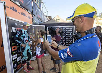Stefan Everts hält das erste Podiumsinterview seines Schützlings Jasikonis fest