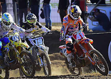 Thomas Kjer-Olsen (19) gewinnt den Großen Preis von Lettland vor Pauls Jonass (41), Jeremy Seewer (91) fällt im zweiten Lauf nach zwei Stürzen aus