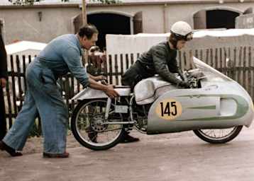 Ernst Degner und sein Helfer Karl Erhardt am Sachsenring 1956