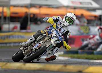 Pavel Kejmer riecht seinen ersten GP-Sieg