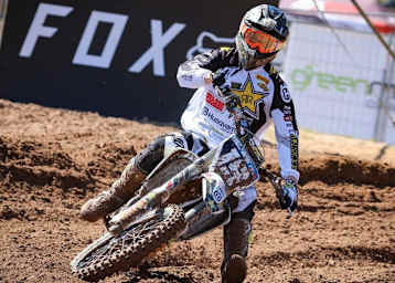 Thomas Kjer-Olsen gewinnt den ersten MX2-Lauf in Kegums
