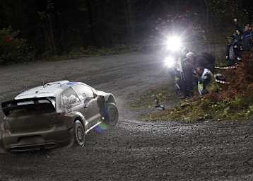 Jari-Matti Latvala pflügt sich durch den Wales-Schlamm
