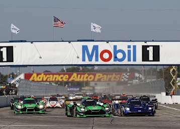 Start frei für die 12h von Sebring mit den beiden Nissan DPi (grün) und dem Cadillac DPi von Spirit of Daytona