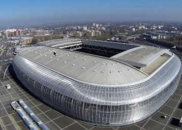 Supercrossrennen im überdachten Fußballstadion von Lille