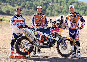 Gedämpfte Stimmung beim Team-Fotoshooting für die Dakar: Die KTM-Werksfahrer Chaleco Lopez, Ruben Faria und Marc Coma (v. li.) mussten ohne Kurt Caselli posieren