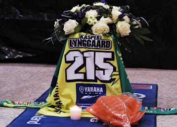Im Fahrerlager der Westfalenhalle erinnern Blumen an Kasper Lynggaard