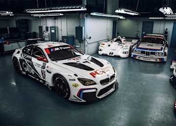 Gegenwart und Vergangenheit: Der neu lackierte M6 GTLM (vorn) sowie der V12 LMR (M.) und der 3.0 CSL (re.)