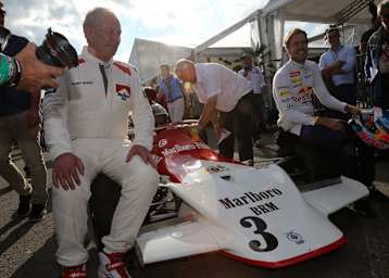 Red Bull-Motorsportberater Dr. Helmut Marko und Champion Sebastian Vettel posieren mit dem BRM