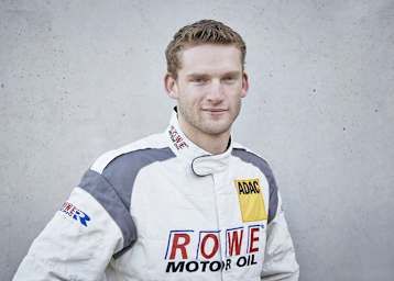 Maro Engel startet im Flügeltürer von Rowe Racing