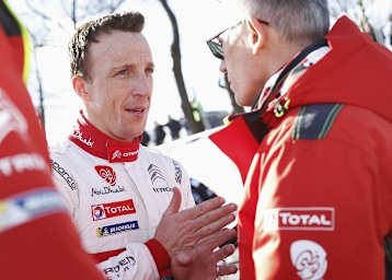 Kris Meeke (Mi.) im Gespräch mit dem PSA-Präsidenten Carlos Tavares