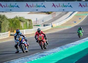 Ilya Mikhalchik (41) liegt mit der EWC-BMW vorne