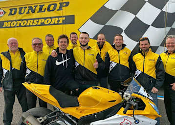 Ilya Mikhalchik (Mitte) herzt Nico Tirol