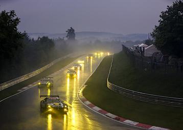 Am letzten Mai Wochenende machen über 160 Rennautos am Nürburgring die Nacht zum Tag.
