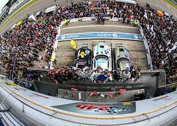 Das Podium beim 24-Stunden-Rennen auf dem Nürburgring