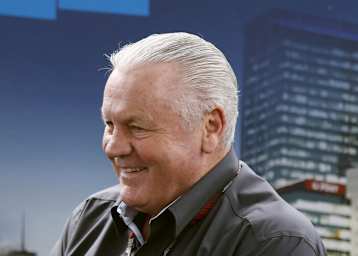 Alan Jones freut sich über Daniel Ricciardos Erfolg