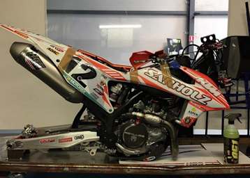 Die Sarholz-KTM von Max Nagl wird für den Transport nach Argentinien vorbereitet