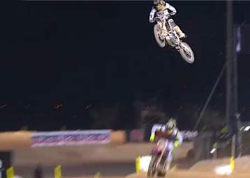 Schrecksekunde für Max Nagl: Er verfehlt Gautier Paulin, der den Vierfachsprung nicht voll nimmt, nur ganz knapp