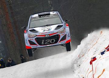 Thierry Neuville sprang auf der letzten Tagesprüfung an die Spitze