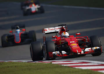 Sebastian Vettel überrundet seinen Vorgänger bei Ferrari, Fernando Alonso