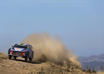 Hayden Paddon führt auf Sardinien
