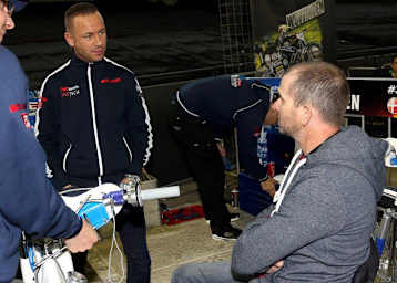 Leigh Adams (sitzend) im Gespräch mit Nicki Pedersen
