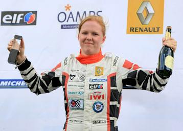 Alice Powell als Siegerin in der Formel Renault