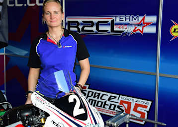 Nina Prinz wird in wenigen Minuten im zweiten Qualifying zum ersten Mal auf der Endurance-Suzuki sitzen