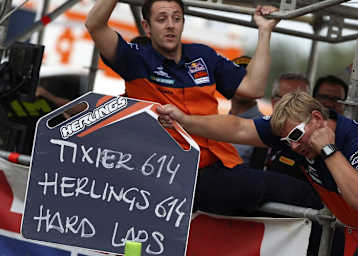 Punktgleichstand wird von der Box angezeigt: Herlings muss zusehen, wie er seinen WM-Titel auf den letzten Metern verliert